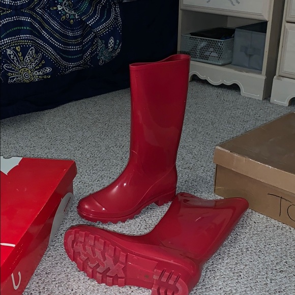 Too many rain boots - Picture 1 of 1